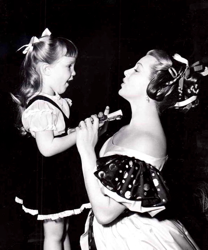 Cheryl si musela vystačit jen se svou matkou Lanou Turner. Měly se rády, avšak maminka neměla ráda objímání...