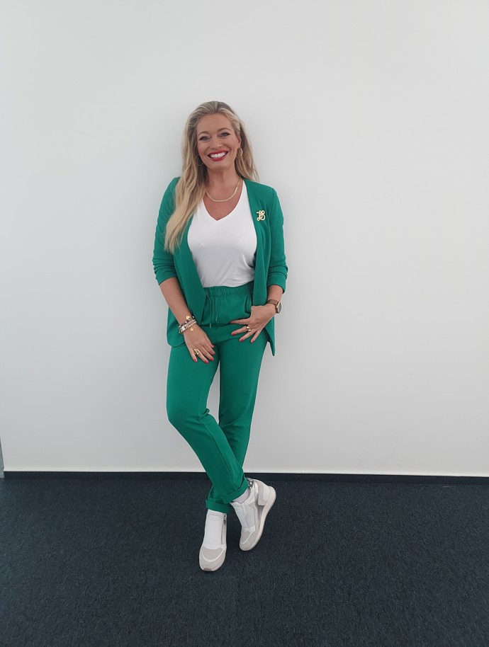 Ležérně sportovní komplet ve výrazném zeleném odstínu předvedla moderátorka Lucie Borhyová.