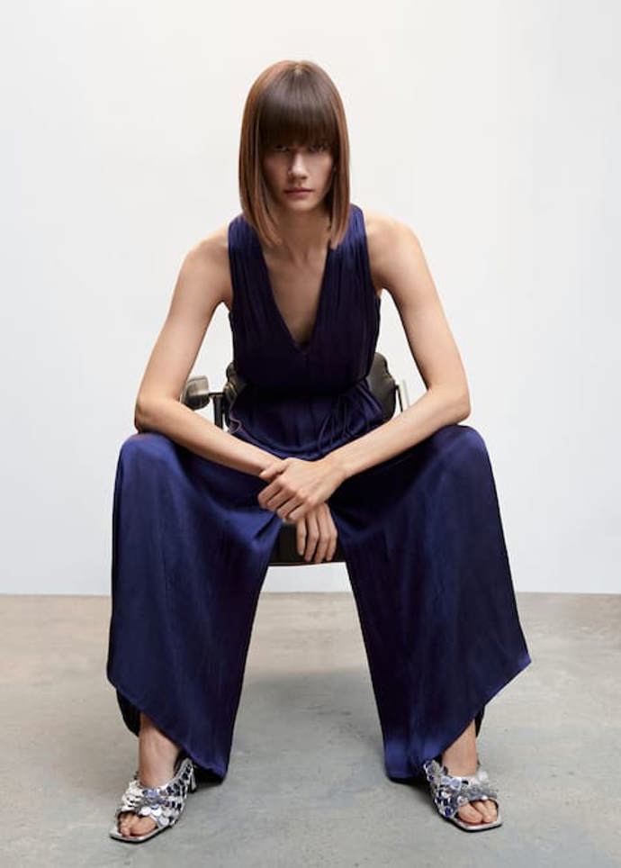 Eleganci nezapře ani saténový overal vzdušného střihu v podmanivém fialovém tónu. Mango, 1 599 Kč