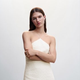 Kouzlo detailu. Lem šatů Mango zdobí perlové třásně. Cena: 1 999 Kč