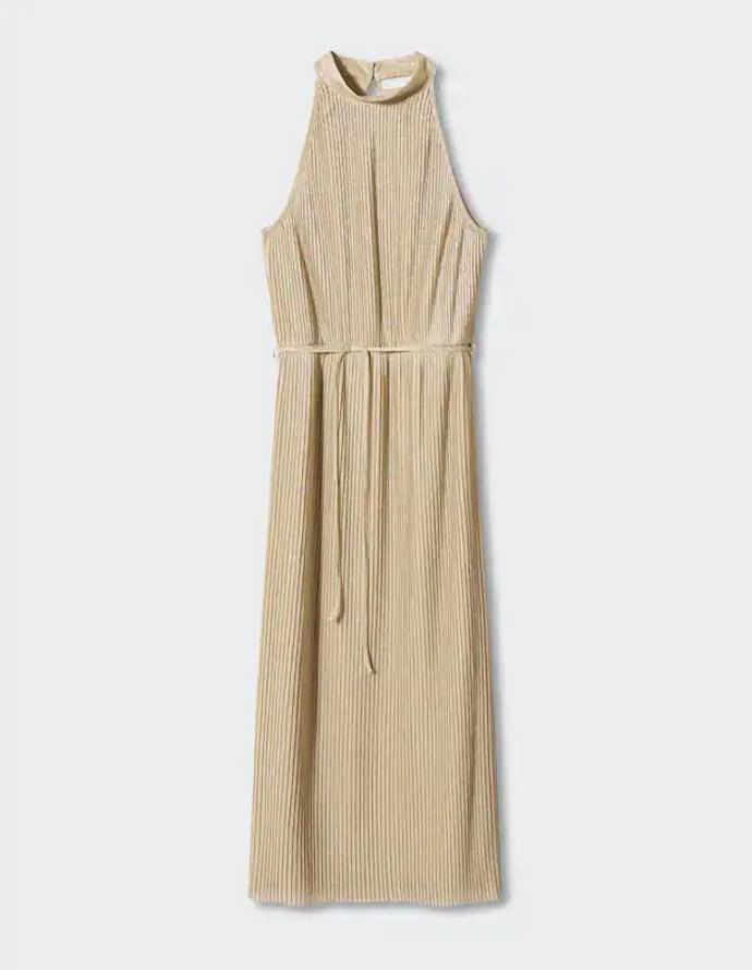 Jemný dotek zlaté nosí i šaty Mango, jejichž střih s americkými průramky dává vyniknout (ideálně opáleným) pažím. Cena: 2 299 Kč