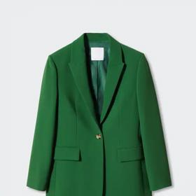 Trávově zelené sako můžete nosit v kombinaci se stejně zbarvenými kalhotami, nebo jím doplnit džíny v modré či bílé barvě. Mango, 2 299 Kč