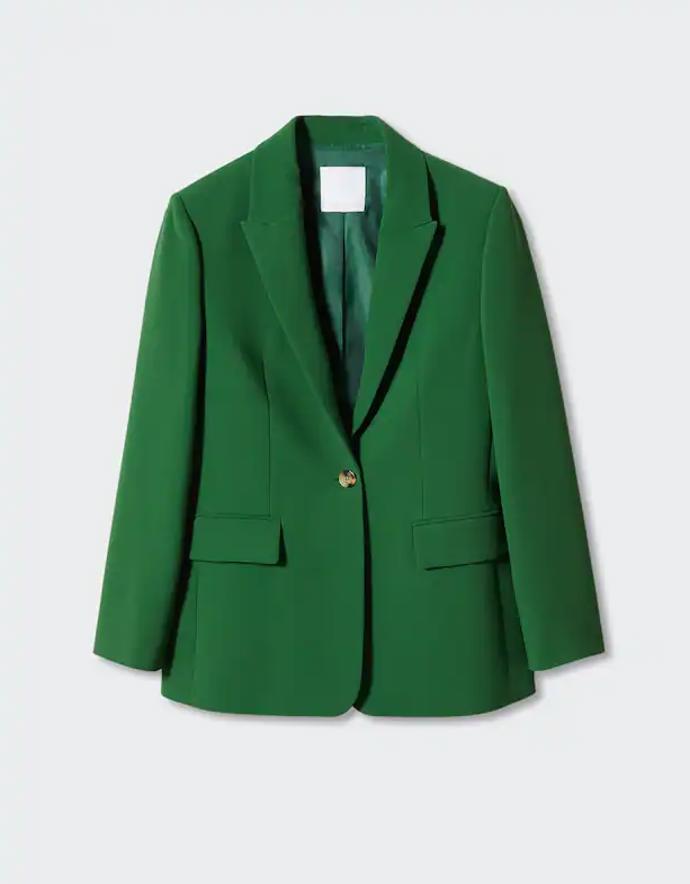 Trávově zelené sako můžete nosit v kombinaci se stejně zbarvenými kalhotami, nebo jím doplnit džíny v modré či bílé barvě. Mango, 2 299 Kč