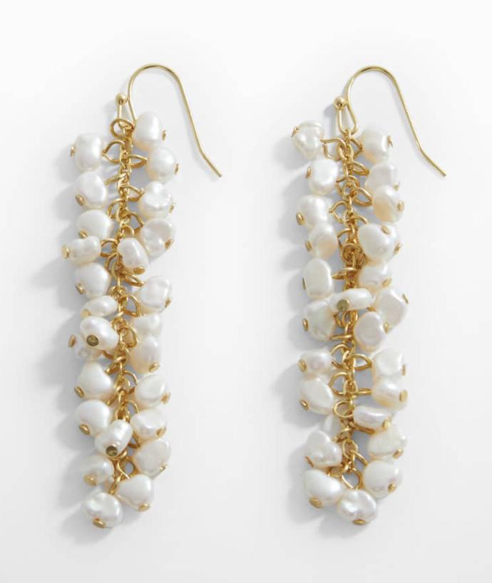 Nepravidelné perličky obsypaly závitové náušnice Mango. Cena: 399 Kč