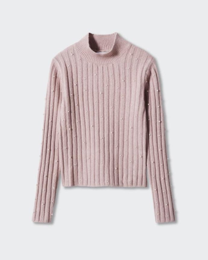 Perlové aplikace obsazují i jindy strohé pleteniny. Mango, 899 Kč