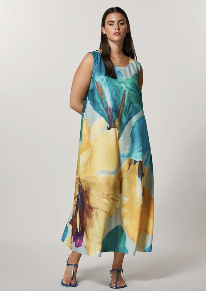Plus size ženám rozhodně nejsou květinové modely odpírány. Akvarelové motivy midi šatů Marina Rinaldi jsou jasným důkazem, jak jim mohou slušet. Cena 5390 Kč