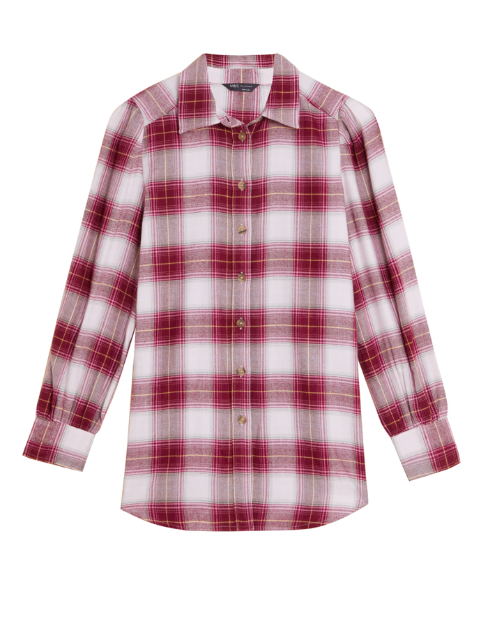 Flanelka nesmí letos nikomu chybět, v klasické podobě ji seženete např. v Marks&Spencer za 1 100 Kč.