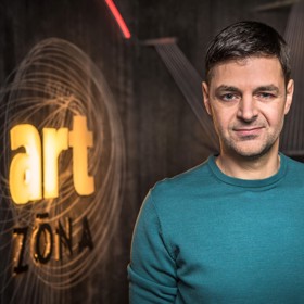 Saša Michailidis je dlouholetým moderátorem Českého rozhlasu Vltava a pořadu Art zóna na ČT Art.