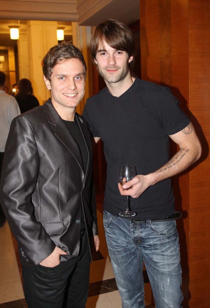 Takhle jsme mohli zpěváka vídat, dokud si vlasy ještě pečlivě stříhal.