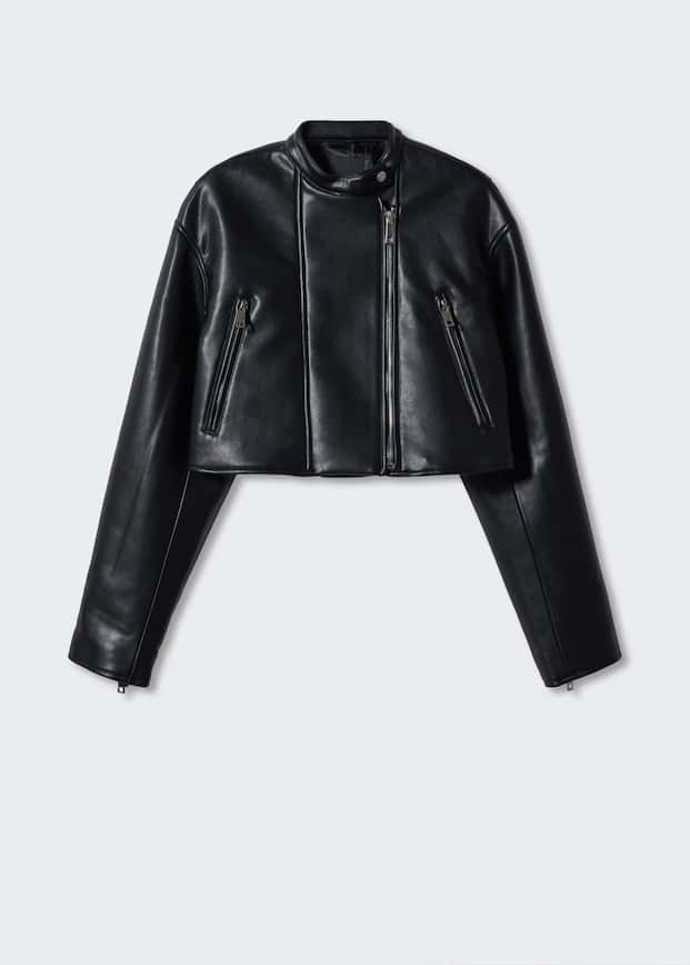 Crop střihy zasahují i do segmentu kožených bluzonů. Zkrácenou verzi této bundy v provedení z eko kůže najdete v nabídce Mango za 2 499 Kč.