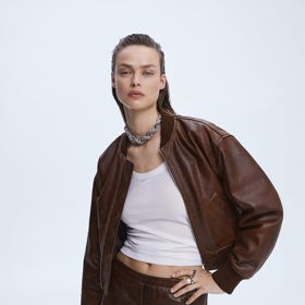 Kožený bomber, naprostý must have aktuální sezóny. V kombinaci s koženou sukní získáte nejžhavější look jarního období. Bunda Mango, 6 499 Kč