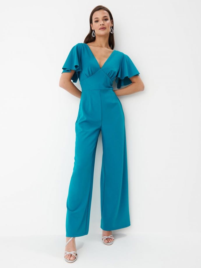 Overal v tyrkysovém odstínu nabízí líbivou modelaci v oblasti rukávů a sympaticky tvarovanou siluetu. Mohito, 999 Kč