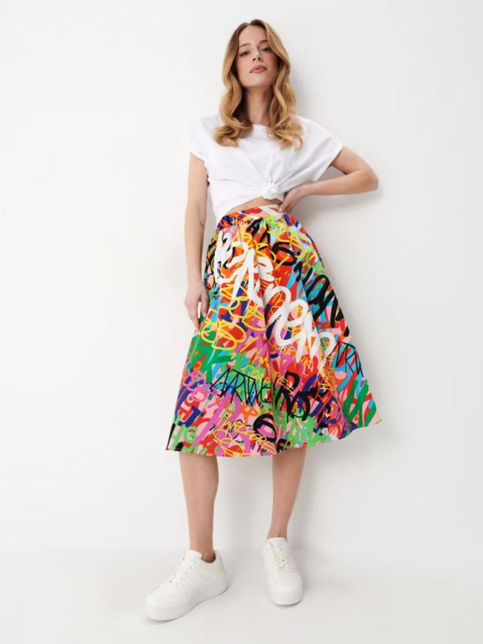 Nápadné vzory nejsou na škodu, ani pokud se jedná o objemnější tvary. Sukně Mohito, 899 Kč