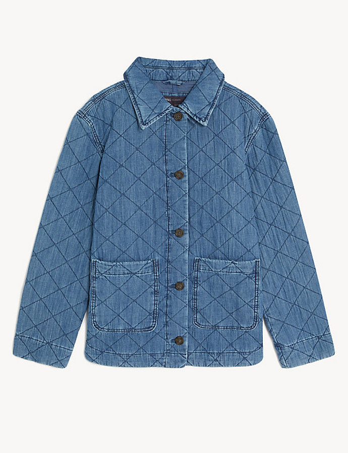 Ještě jednou netradičně. Trochu košilová bunda, bez které jsme si loni jaro nedovedli představit, trochu parka, která se hřeje na výsluní letos. Denim, prošívání, knoflíková lišta. Nápaditý chameleon od značky Marks&Spencer za 1 799 Kč.