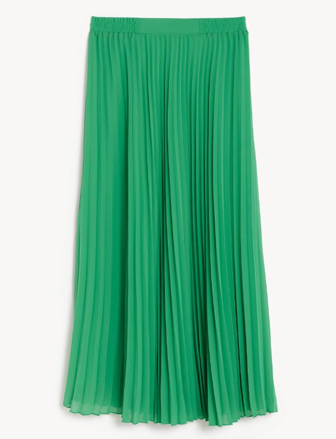 Plisé midi sukně Marks&Spencer (1 399 Kč) rozsvítil nepřehlédnutelný zelený odstín, který patří k nejvýraznějším barvám sezóny.