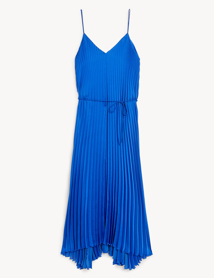 Zamilujete se i do šatů v královsky modrém odstínu. S jarním odhazováním svršků vyniknou do posledního detailu. Marks&Spencer, 2 199 Kč