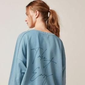 Hlavně v klidu. Motto každého vašeho dne nese na zádech mikina Next za 1 350 Kč.