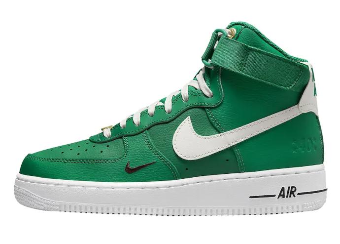Vybarvená legenda. To je nejnovější barevná varianta oblíbeného unisex modelu tenisek Nike Air Force One v kotníčkovém provedení. Cena 3 790 Kč