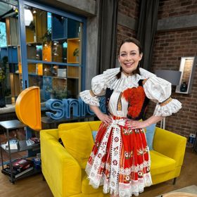 Moderátorka Televizních novin Veronika Petruchová ukázala svůj kroj v pořadu Snídaně s Novou.