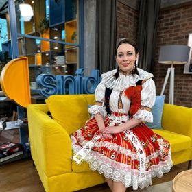 Půvabná televizní moderátorka je na svůj moravský kroj právem hrdá. 