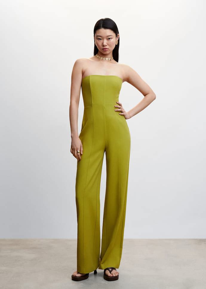 Dopřejte si barvy. Limetkově zelená kombinéza s perfektně padnoucí horní partií nepotřebuje dalších příkras. Mango, 1 999 Kč