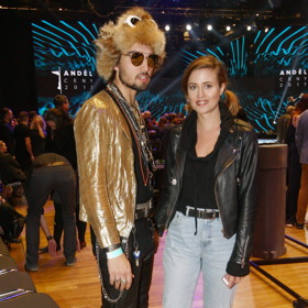 V roce 2018 se na předávání Cen Anděl objevil Jordan Haj s beranicí na hlavě a ve zlaté bundě. Emma Smetana to celé korunovala outfitem vhodným na rockový koncert.