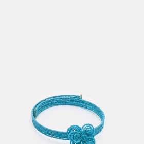 Zrovna k crop topům skvěle sednou také květinové doplňky. Pull&Bear, 299 Kč