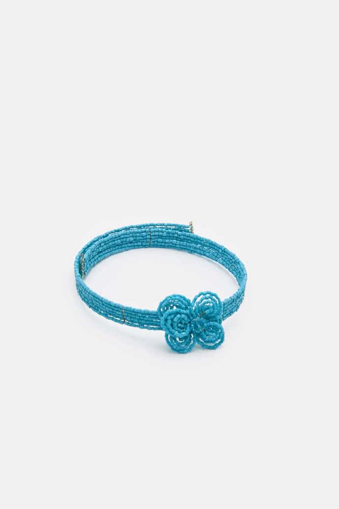 Zrovna k crop topům skvěle sednou také květinové doplňky. Pull&Bear, 299 Kč