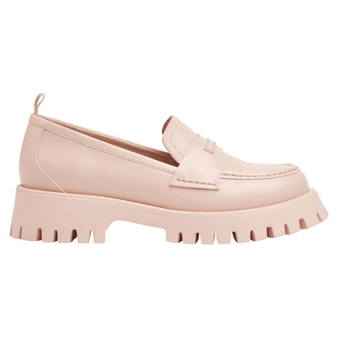 Nápadná podešev. Novátorské oživení klasického typu mokasínů s jednoduchým páskem přes nárt. Pepe Jeans, 2 599 Kč