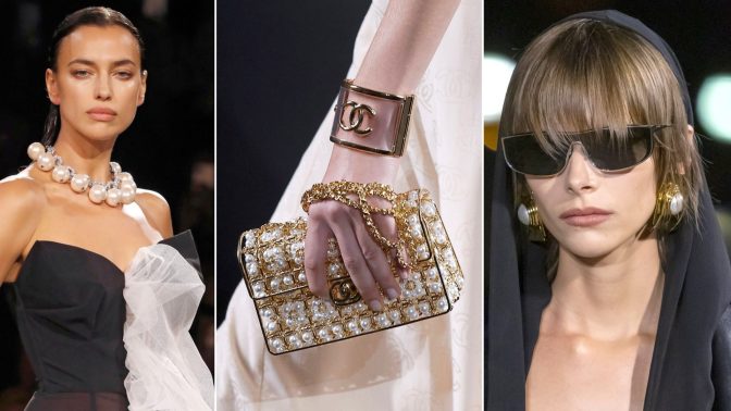 Už na podzimní přehlídce Vivienne Westwood bylo zřejmé, že se můžeme těšit na záplavu perlových prvků.