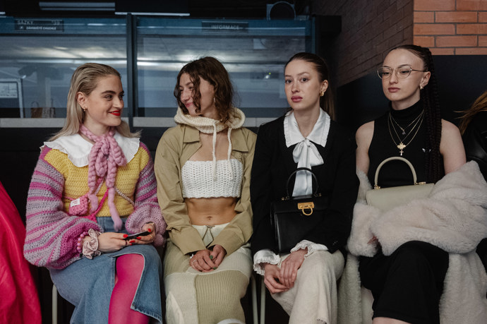 Příležitost k setkání, přehlídka na přehlídce. To je streetstyle týdnů módy napříč světem.