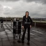 Kulisy pražského týdne módy nahrávaly dekadenci a nezapadly v nich ani černočerné kreace. Třeba monochromatická skládačka v podání Taťány Makarenko.