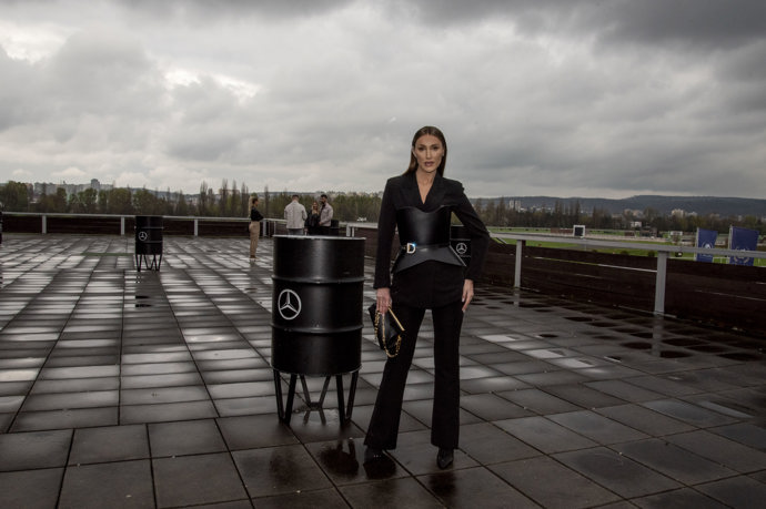 Kulisy pražského týdne módy nahrávaly dekadenci a nezapadly v nich ani černočerné kreace. Třeba monochromatická skládačka v podání Taťány Makarenko.