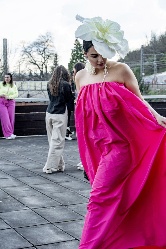 Atmosféra z chuchelského závodiště. Streetstyle z jarního pražského týdne módy 2023.