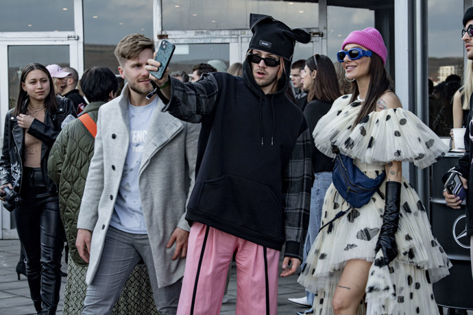 Příležitost k setkání. Streetstyle z jarního pražského týdne módy 2023
