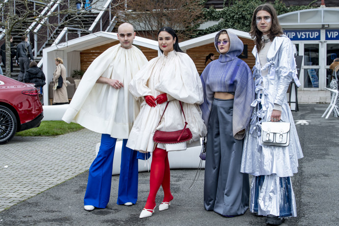 Skupinový look působí dvojnásob. Streetstyle z jarního pražského týdne módy 2023 si nenechala ujít ani rapperka Sharlota (druhá zprava).