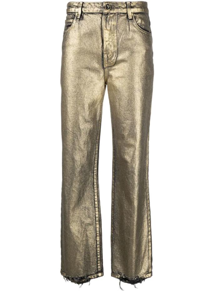 Do kovového dezénu jsou zrovna oblečeny i jiné kousky. Co říkáte na džíny Pinko, kterým nechybí žádné tradiční prvky. Kovový film jim ale přidává na nápaditosti. Cena: 3 990 Kč