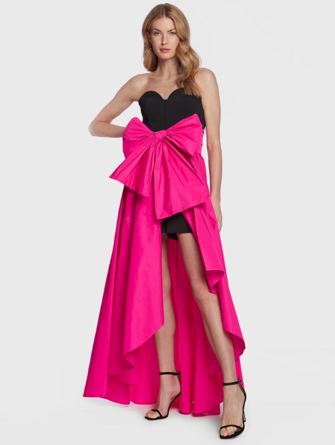 Overal s korzetovým živůtkem také umí nápadně předvést pas a boky v plné parádě. V pojetí módní značky Pinko (15 649 Kč) navíc oslňuje přidanou sukní s maximašlí. Impozantní párty styl.