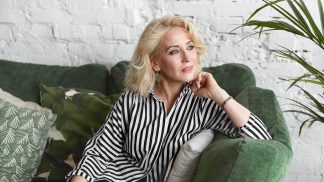 Jarmila (59): Manžel si našel milenku. Dokonce ji vodil k nám domů, když jsem dceři pomáhala s miminkem