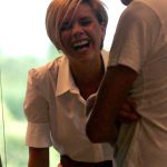 Victoria je známá tím, že se na snímcích nikdy, ale nikdy neusmívá. Zachytit ji s tímto výrazem ve tváři je jako pořídit fotku lochnesky. Přesto se Victoria směje moc ráda, hlavně v soukromí se svým mužem, a její smích opravdu stojí za to.