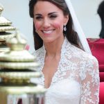 O svatební šaty Kate Middleton se postarala britská návrhářka Sarah Burton.