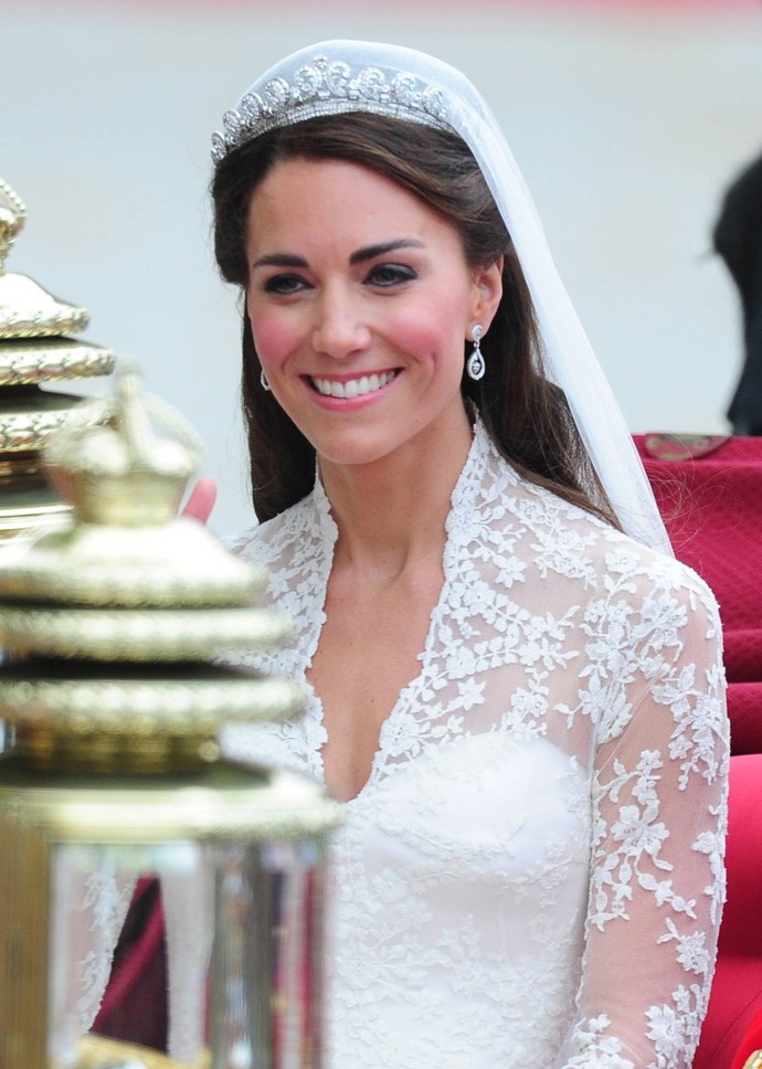 O svatební šaty Kate Middleton se postarala britská návrhářka Sarah Burton.