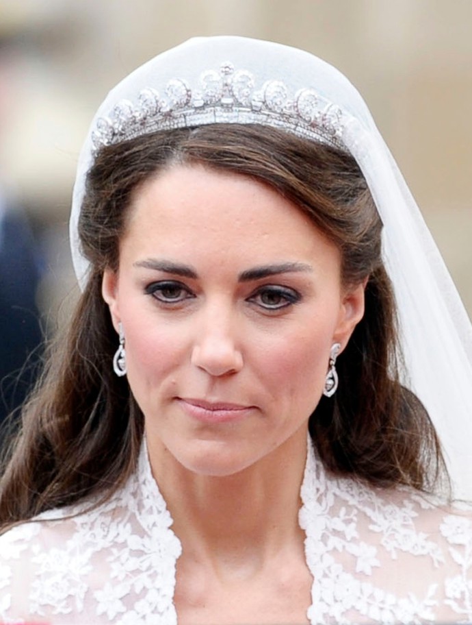 Kate se na svatbu líčila sama, předcházely tomu lekce s vizážistkou. 