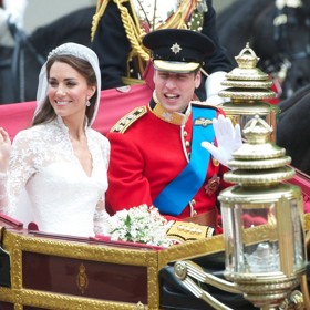 Už v 8 hodin ráno udělila královna Alžběta II. snoubencům nové tituly. William se stal vévodou z Cambridge, hrabětem ze Strathearnu a baronem Carrickfergusu, Kate pak vévodkyní z Cambridge, hraběnkou ze Strathearnu a baronkou Carrickfergusu.