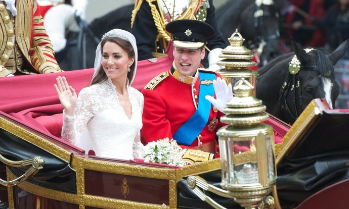 Už v 8 hodin ráno udělila královna Alžběta II. snoubencům nové tituly. William se stal vévodou z Cambridge, hrabětem ze Strathearnu a baronem Carrickfergusu, Kate pak vévodkyní z Cambridge, hraběnkou ze Strathearnu a baronkou Carrickfergusu. 
