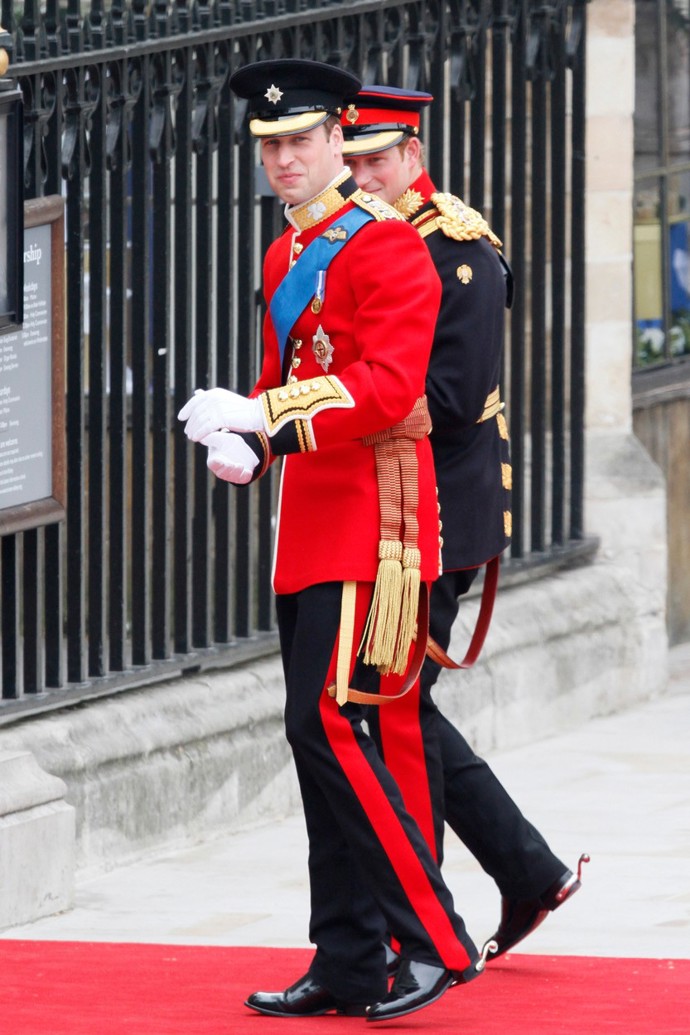 William měl na svatbě potuvzdornou uniformu. Podpaží tak byla "v bezpečí".