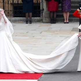 V den svatby Kate Middleton a prince Williama byl vyhlášen svátek Bank Holiday. V ulicích tak svatebčany vyhlížely přes dva milióny lidí.