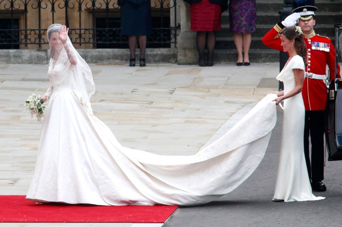 V den svatby Kate Middleton a prince Williama byl vyhlášen svátek Bank Holiday. V ulicích tak svatebčany vyhlížely přes dva milióny lidí. 