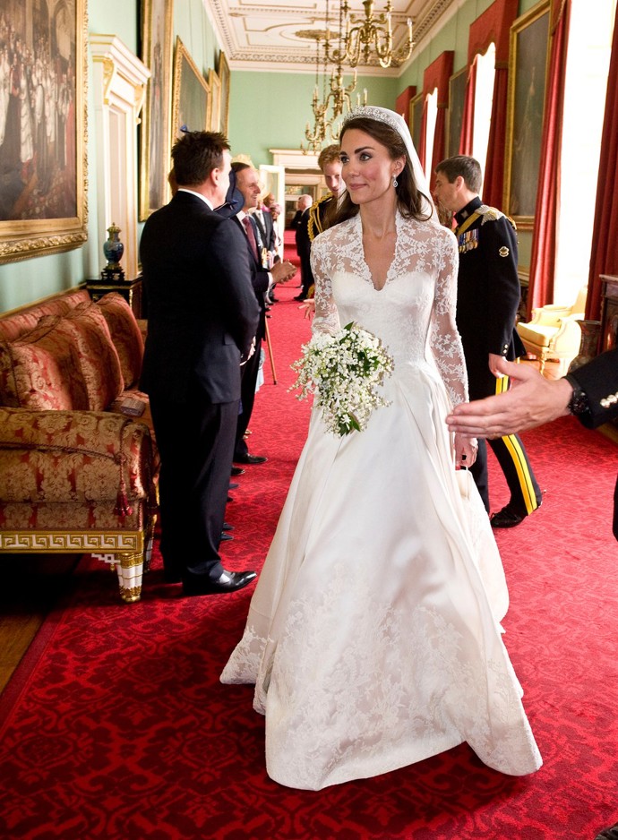 Kate dodržela i tradici něčeho starého, nového, půjčeného i modrého. Modrá stužka zašitá do šatů nebyla vidět, zato půjčená tiára od královny ano.