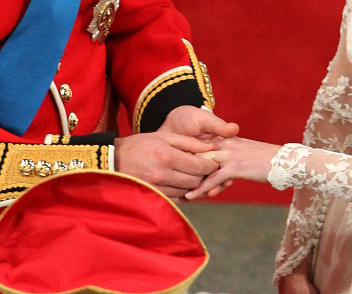 Snubní prsten z velšského zlata zdobí ruku Kate. Princ William se rozhodl prsten nemít, stejně jako jeho dědeček, princ Philip. 